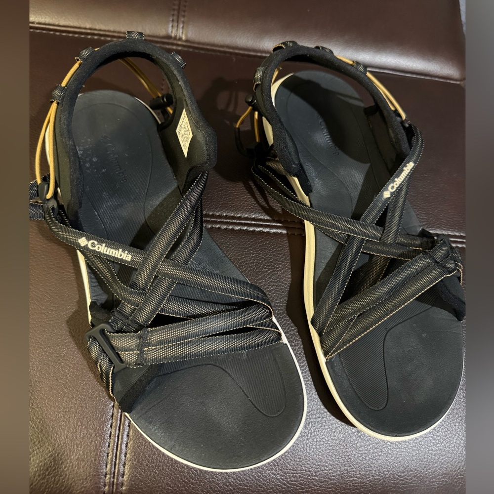 Columbia Women's Black and Tan Sandals